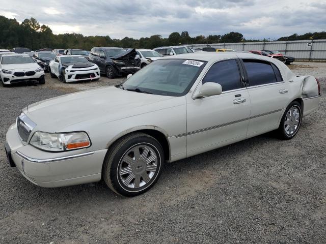  Salvage Lincoln Towncar