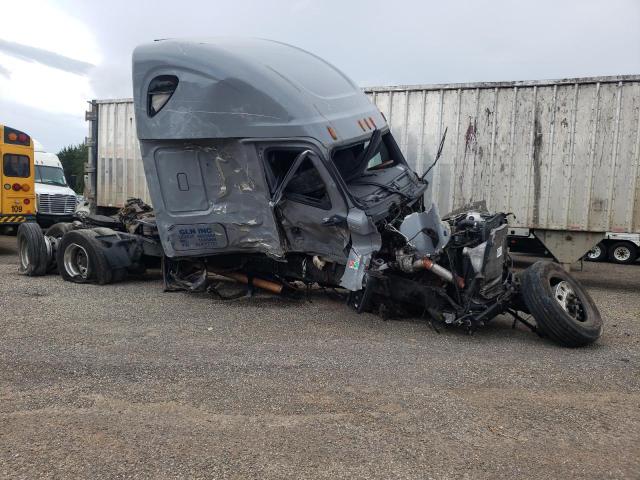  Salvage Freightliner Cascadia 1