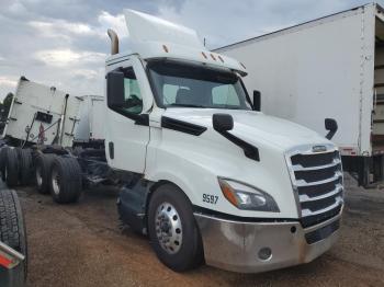  Salvage Freightliner Cascadia 1