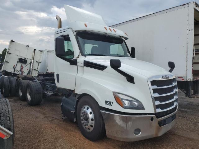  Salvage Freightliner Cascadia 1
