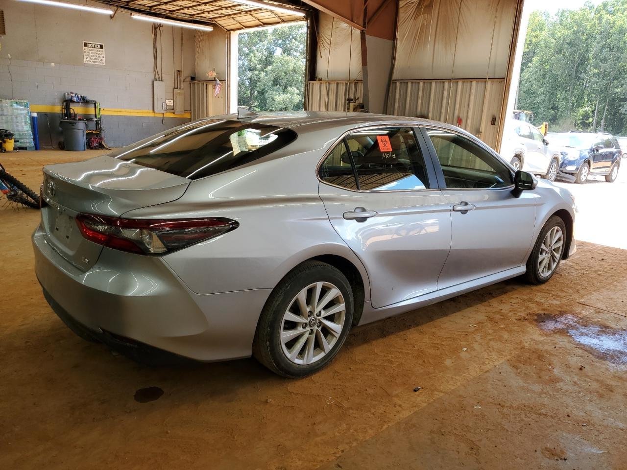 Toyota Camry Le Image 12