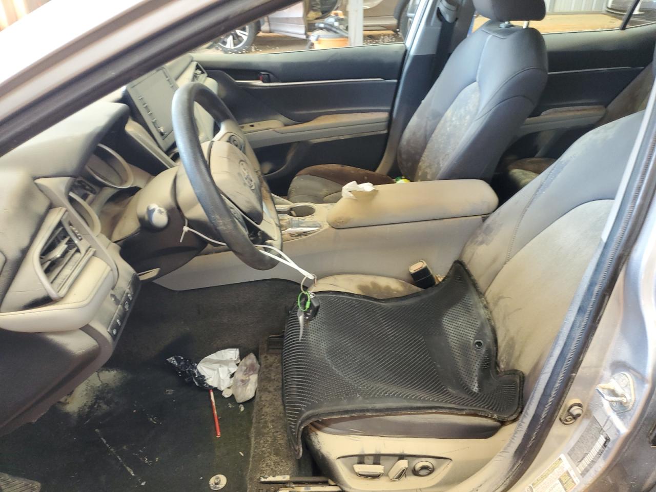 Toyota Camry Le Image 11