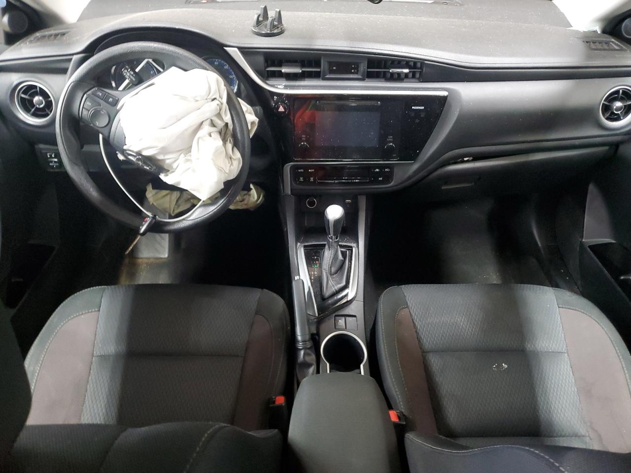 Toyota Corolla L Image 9