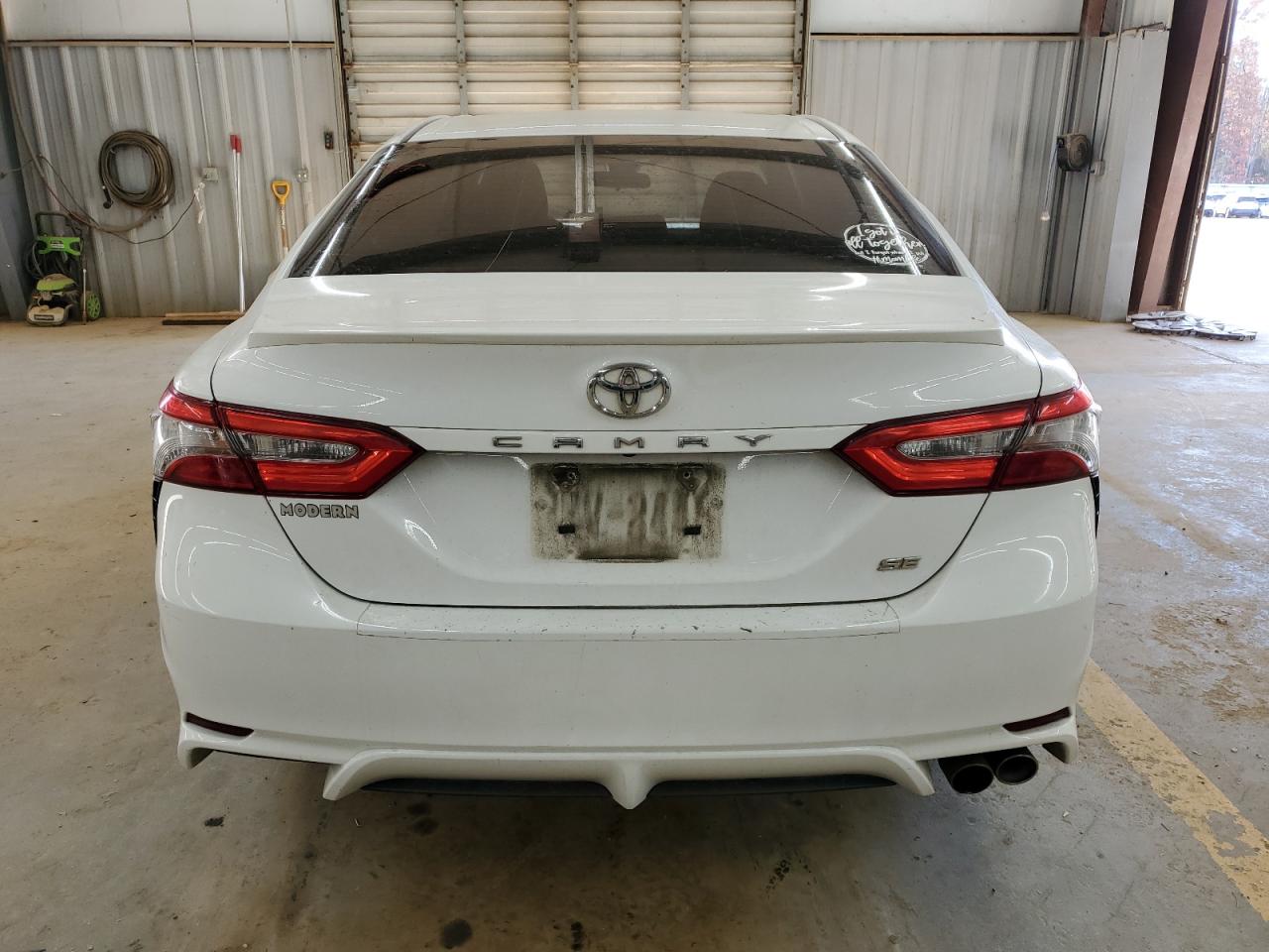 Toyota Camry L Image 12