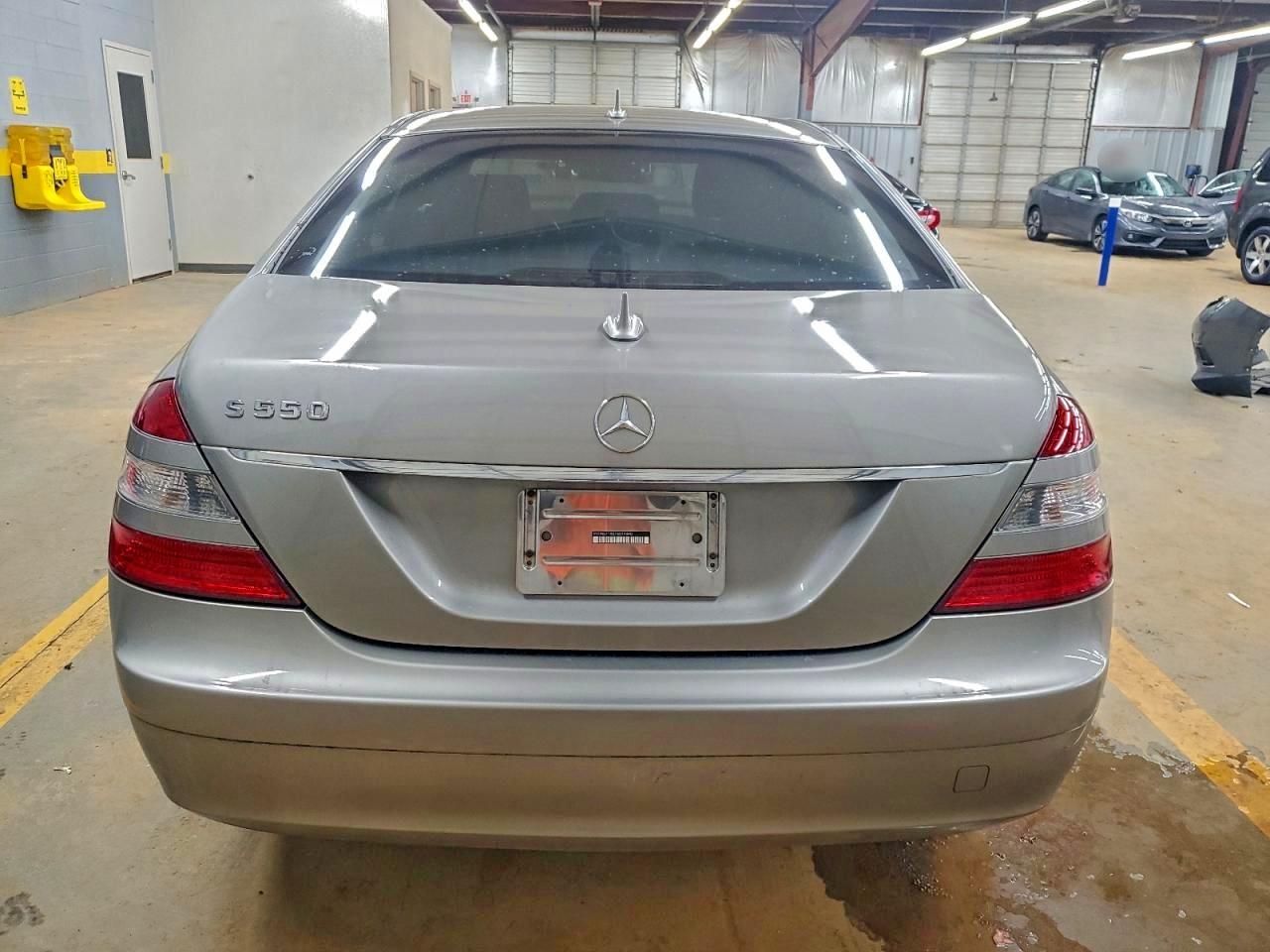 Mercedes-Benz S-Class 550 Image 6