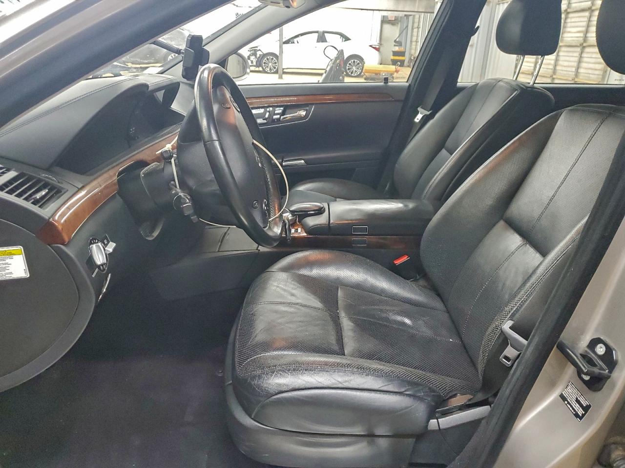 Mercedes-Benz S-Class 550 Image 8