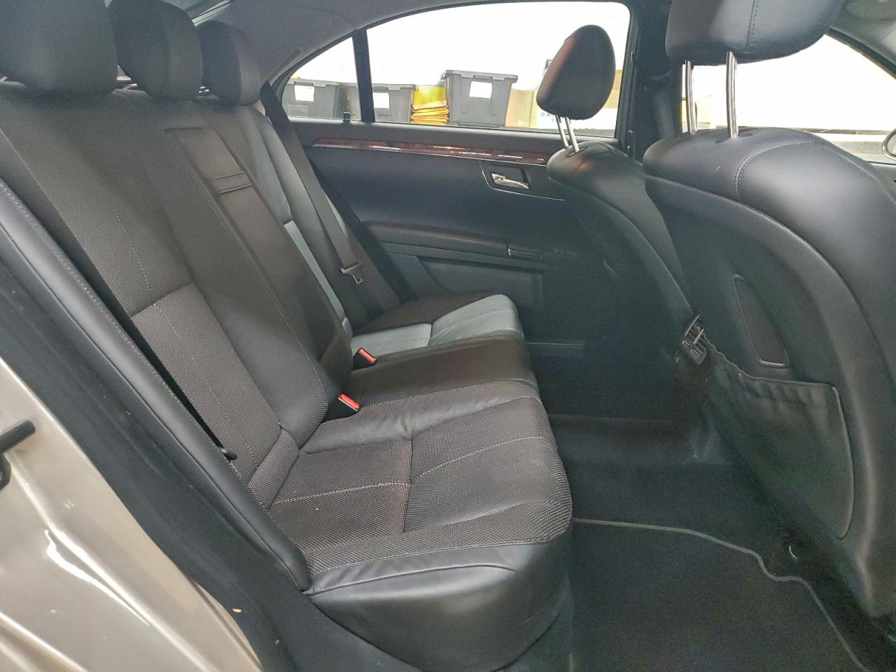 Mercedes-Benz S-Class 550 Image 9