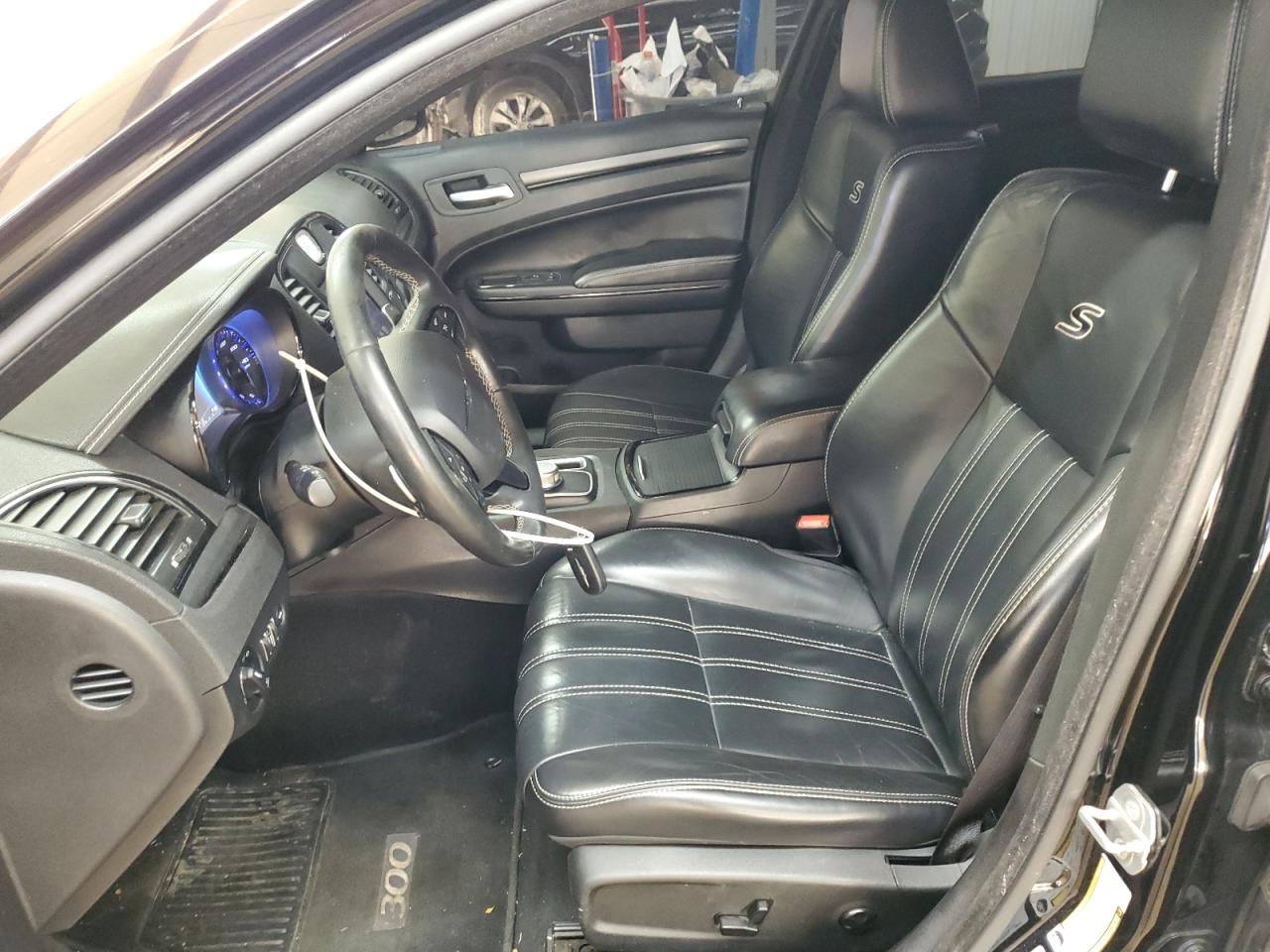 Chrysler 300 S Image 12