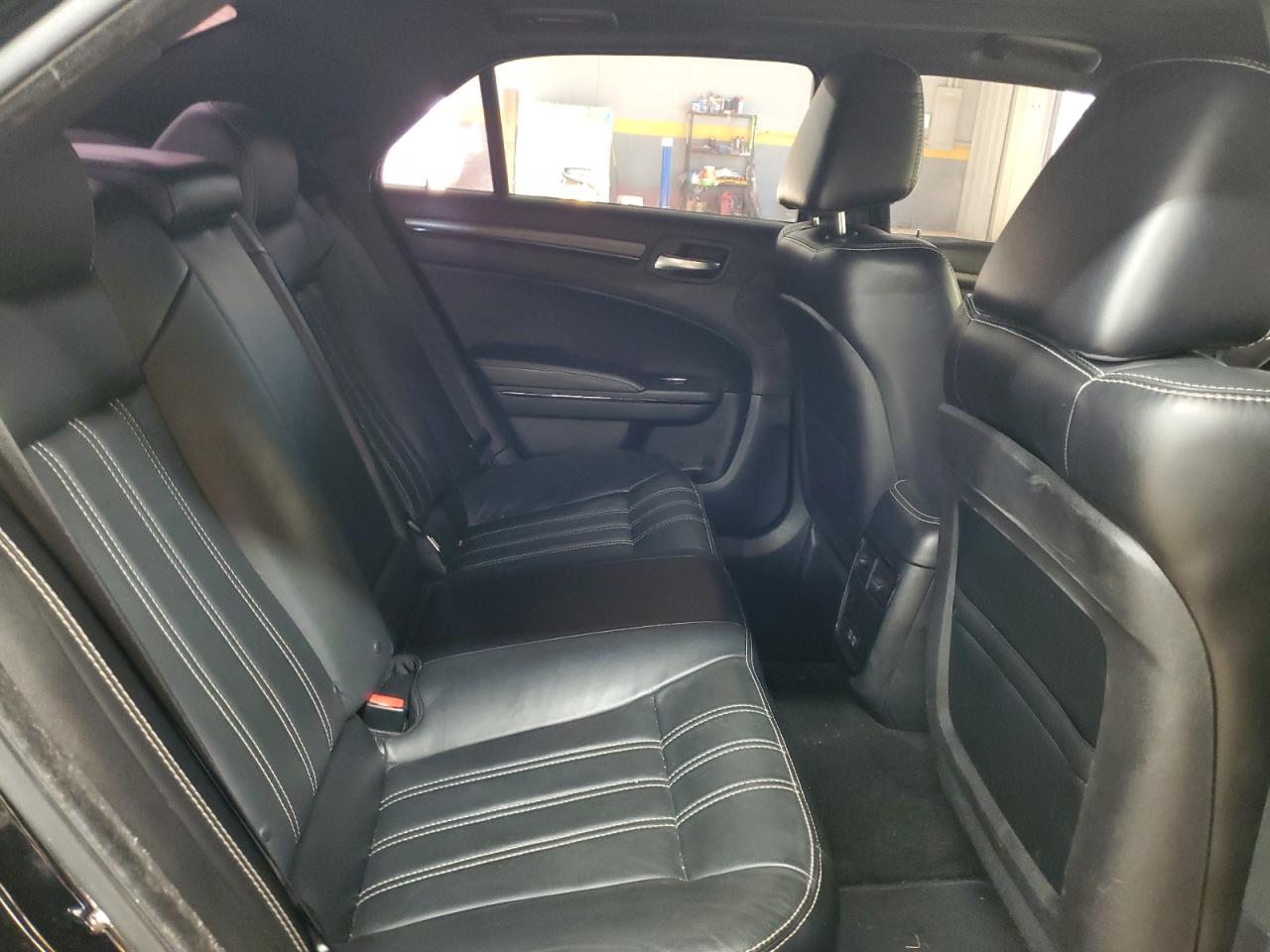 Chrysler 300 S Image 10