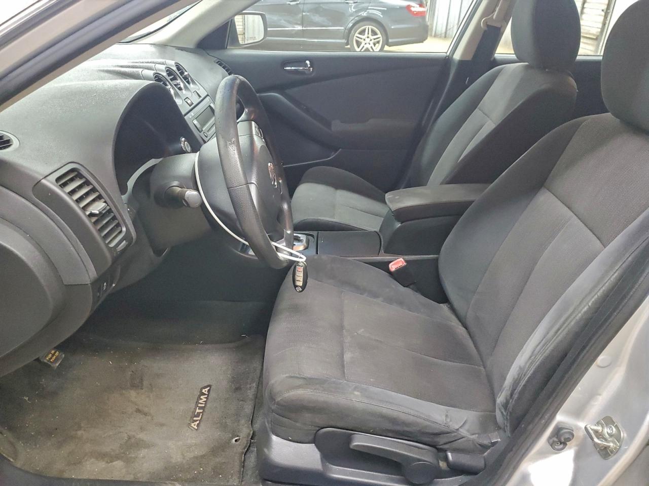 Nissan Altima Base Image 8