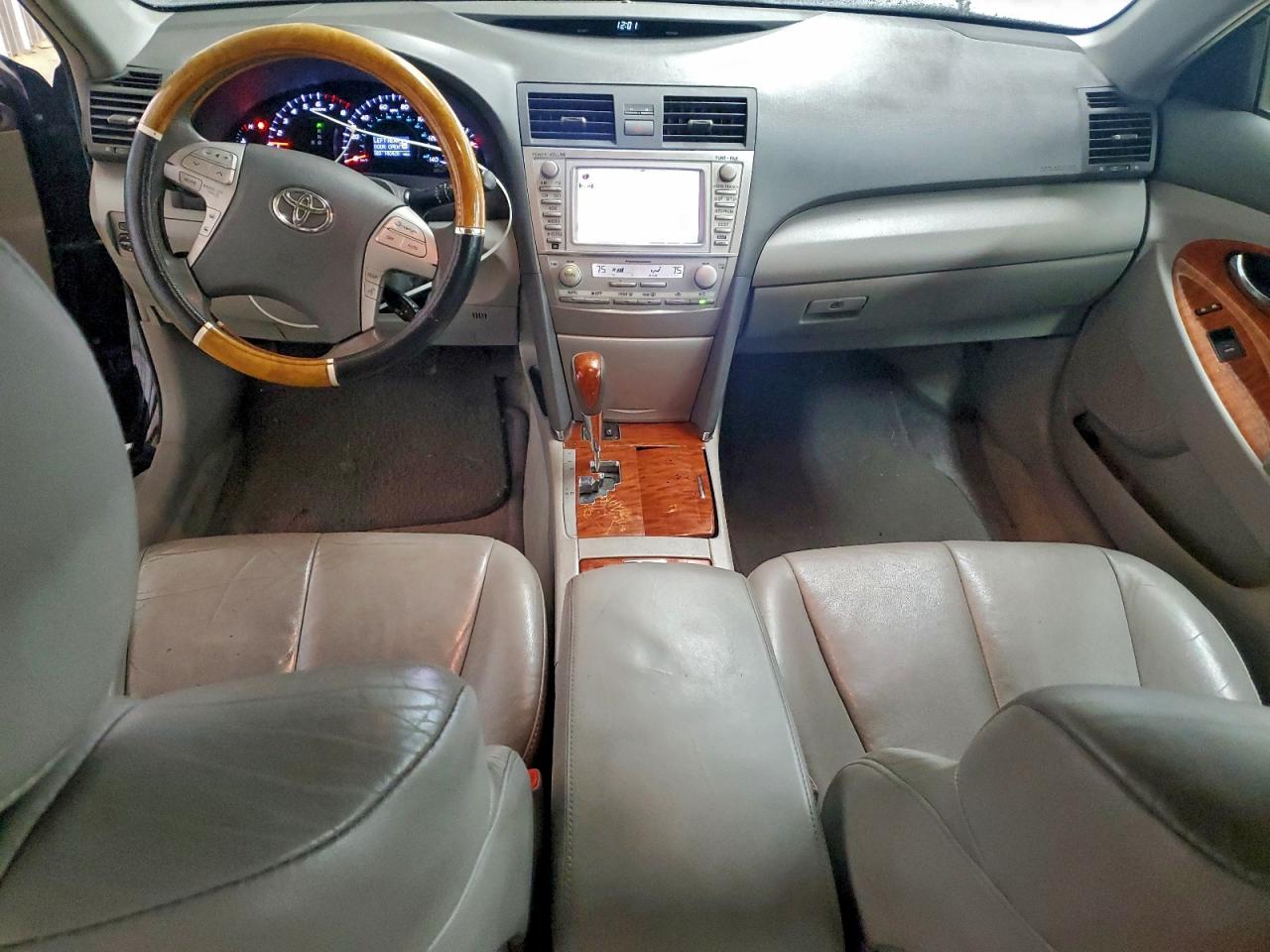 Toyota Camry Base Image 7