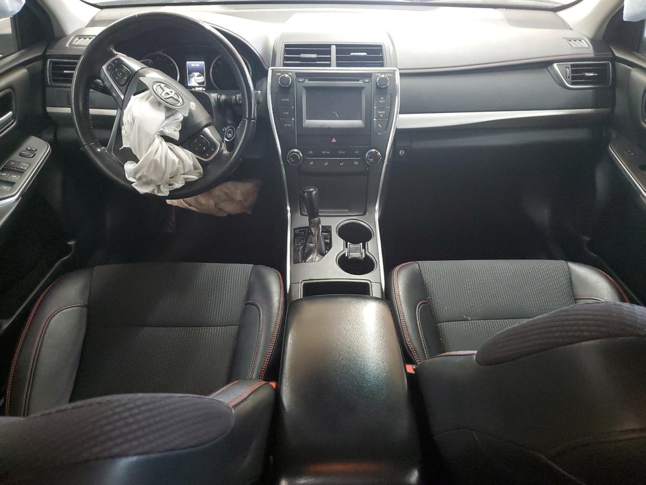 Toyota Camry Le Image 10