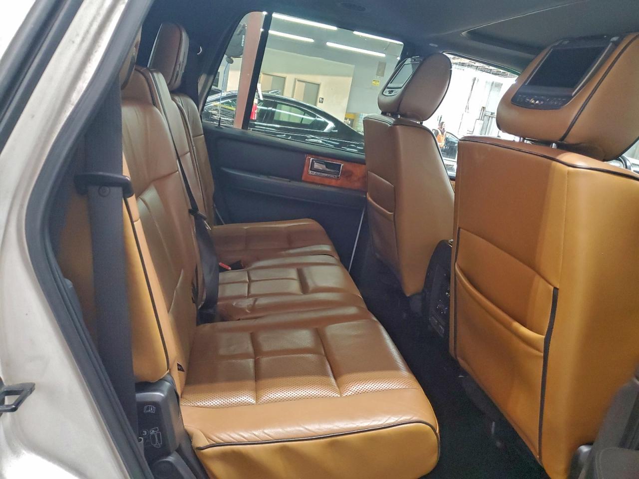 Lincoln Navigator Image 8