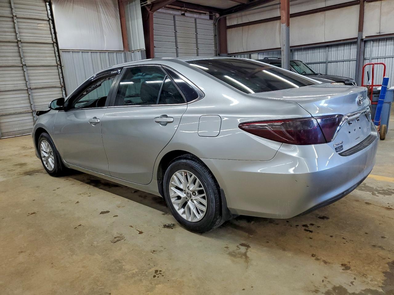 Toyota Camry Le Image 2