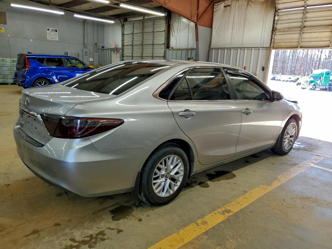 Toyota Camry Le Image 11