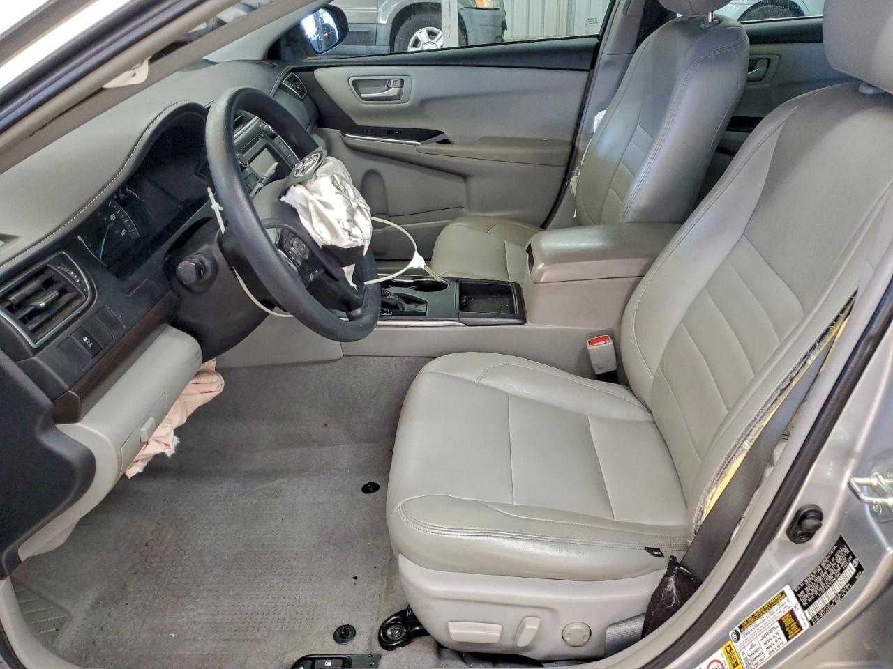 Toyota Camry Le Image 6