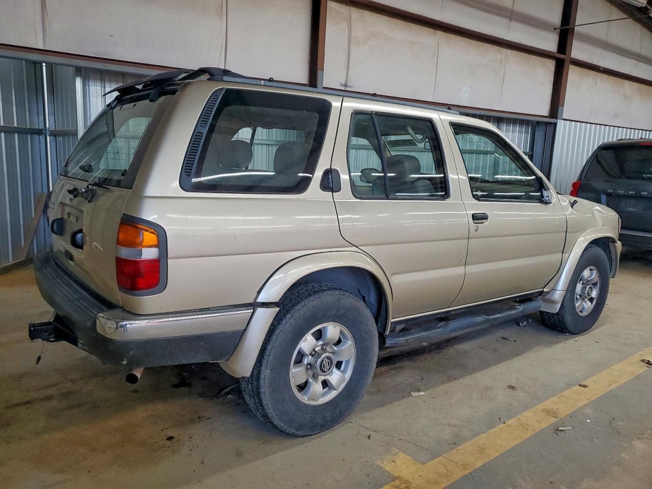 Nissan Pathfinder Xe Image 2