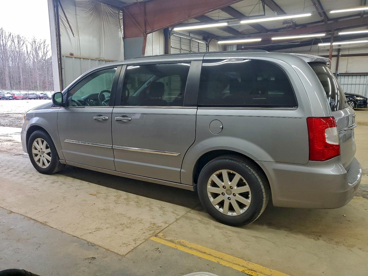 Chrysler Minivan Touring Image 9