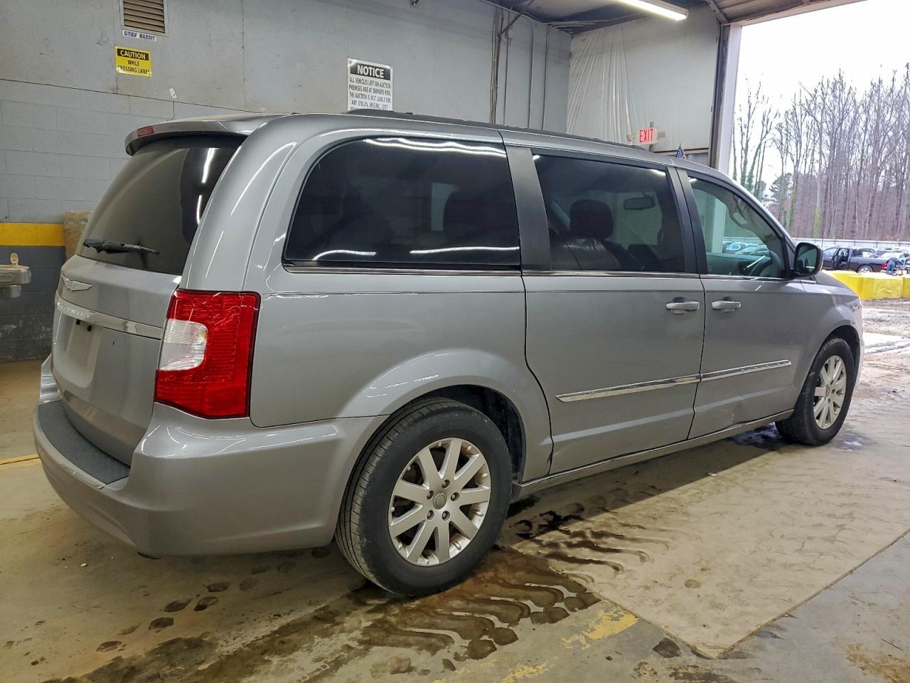 Chrysler Minivan Touring Image 3