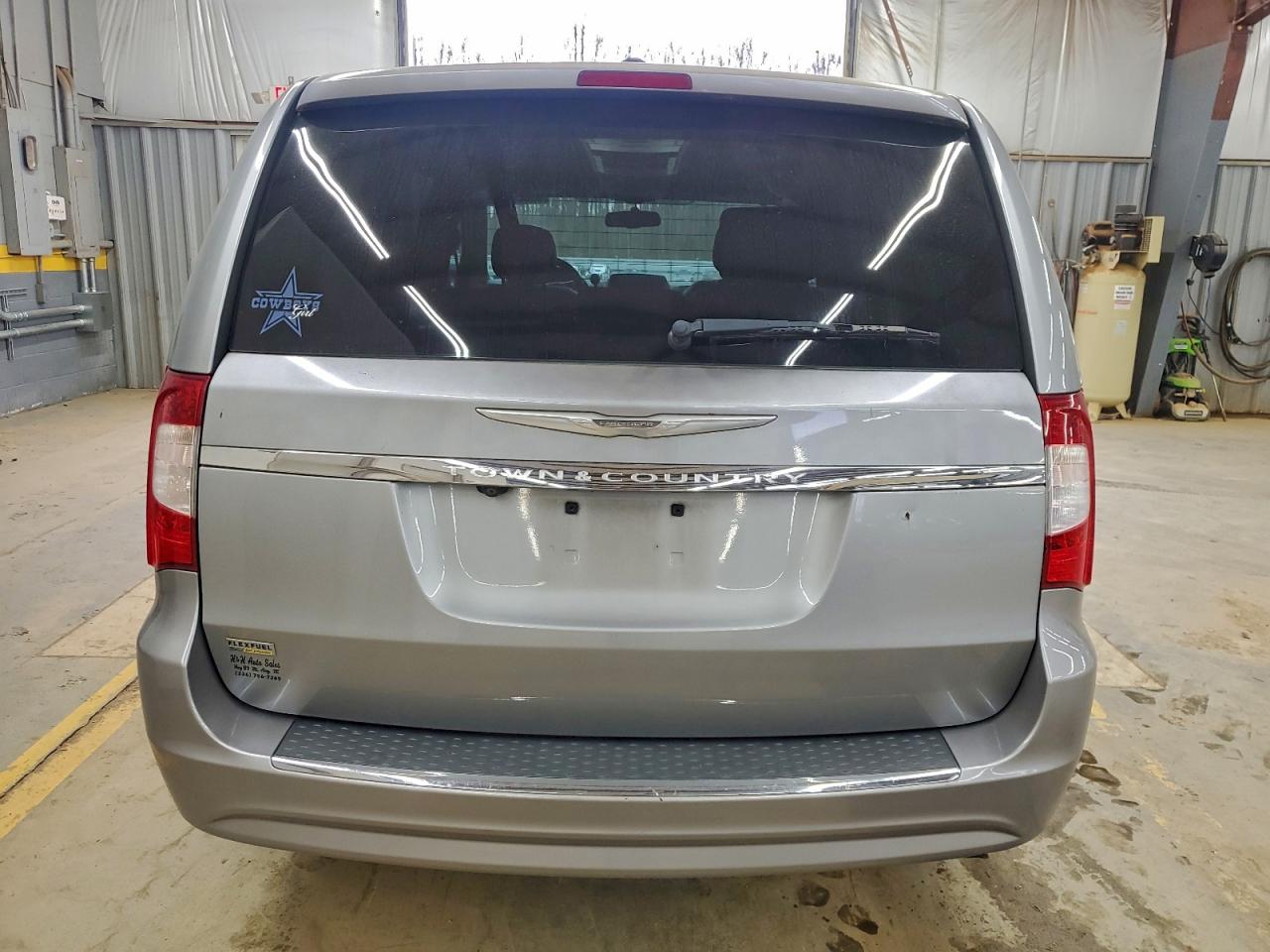 Chrysler Minivan Touring Image 4