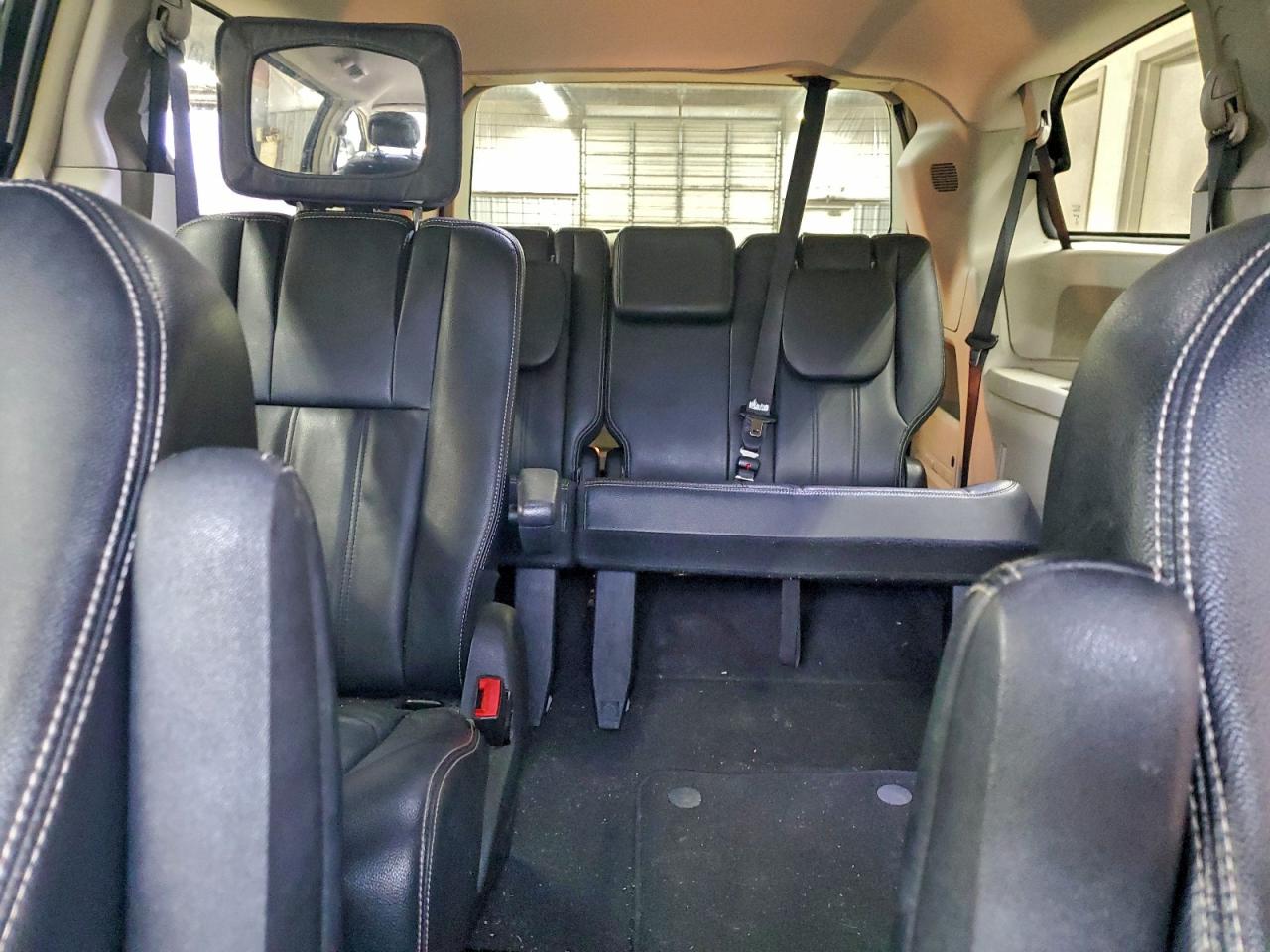 Chrysler Minivan Touring Image 8