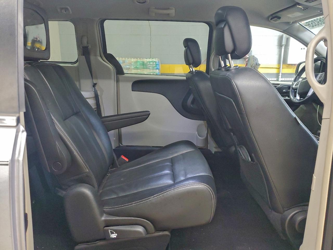 Chrysler Minivan Touring Image 12