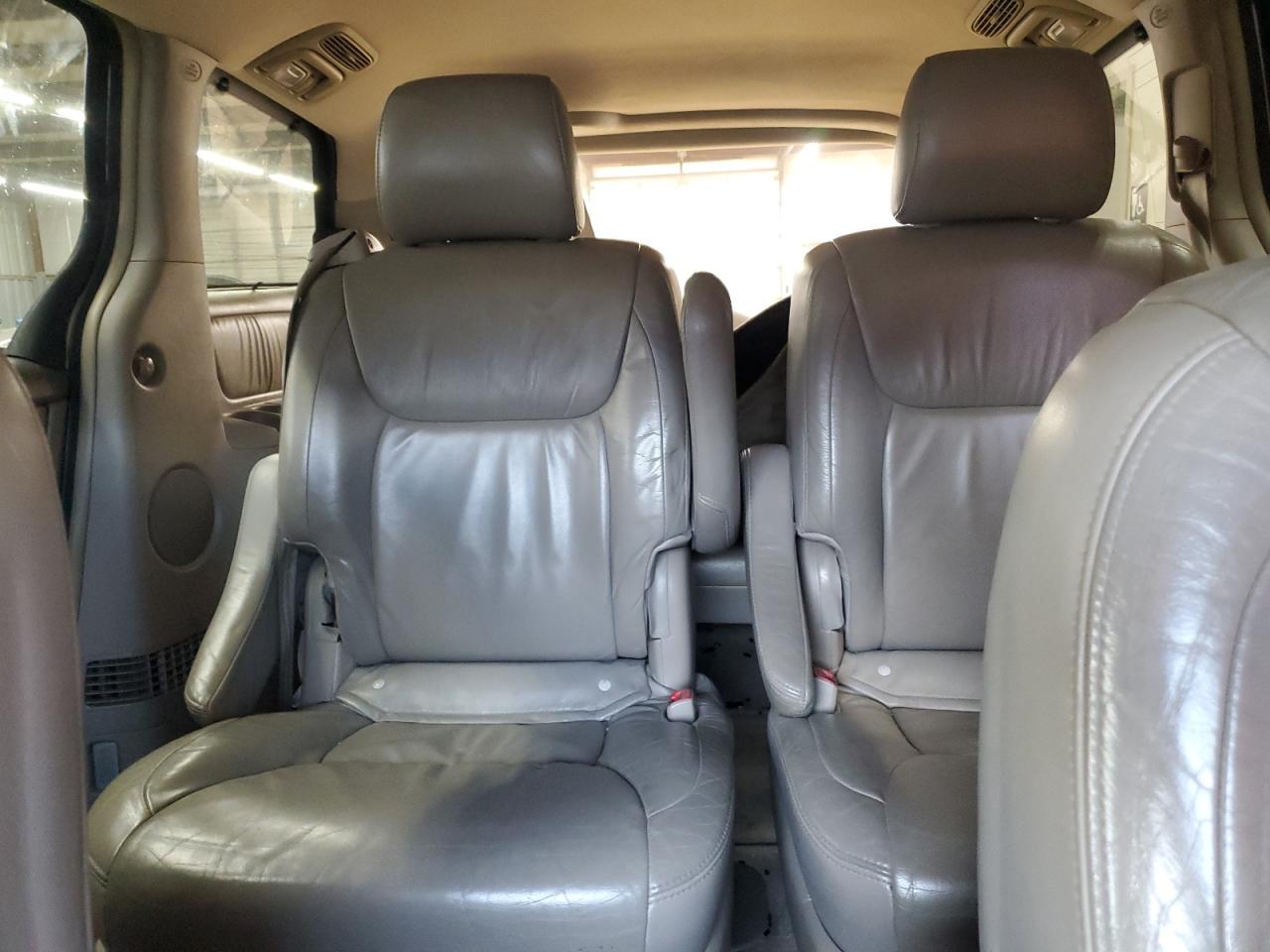 Toyota Sienna Xle Image 3