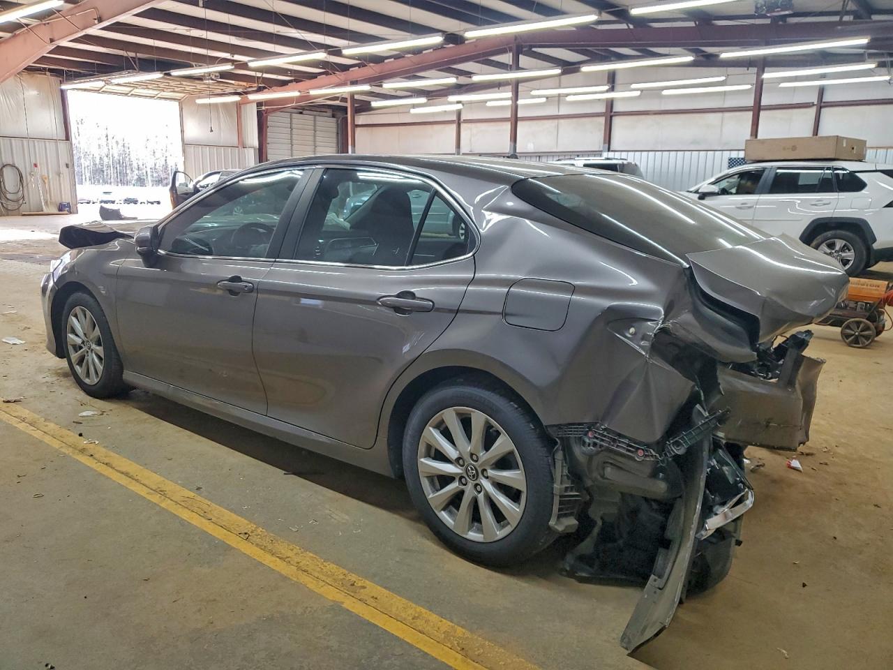 Toyota Camry L Image 2