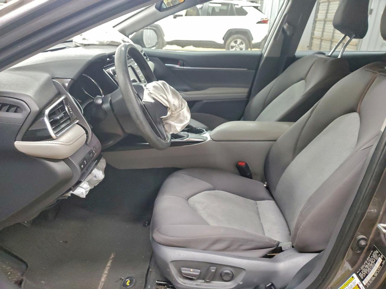 Toyota Camry L Image 6