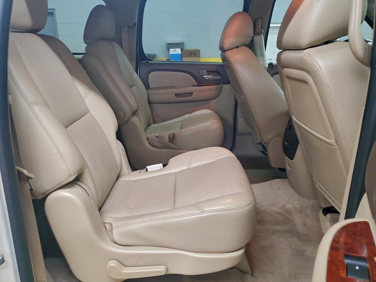 Chevrolet Suburban K1500 Ltz Image 2