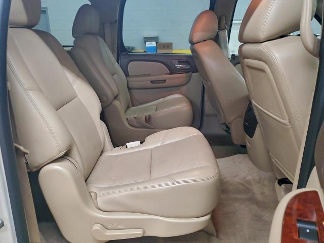 Chevrolet Suburban K1500 Ltz Image 2