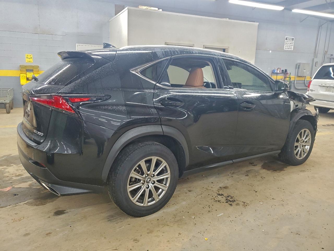 Lexus NX 300 Image 5